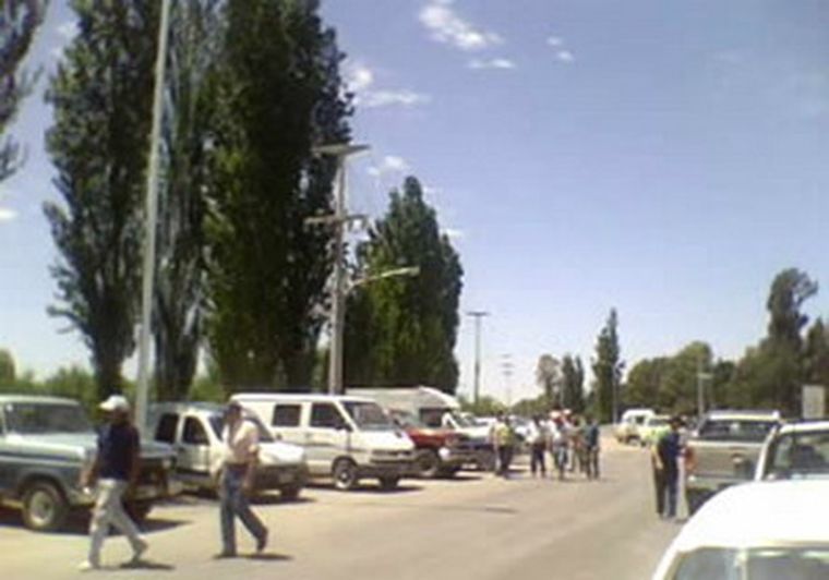 Los productores esperan a los funcionarios para entregarles un petitorio. Foto: Gentileza FM Viñas