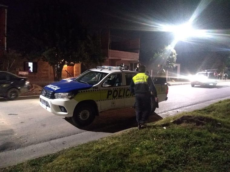 Un momento del operativo en el barrio donde se hizo la fiesta. Foto: Foto diario La Gaceta