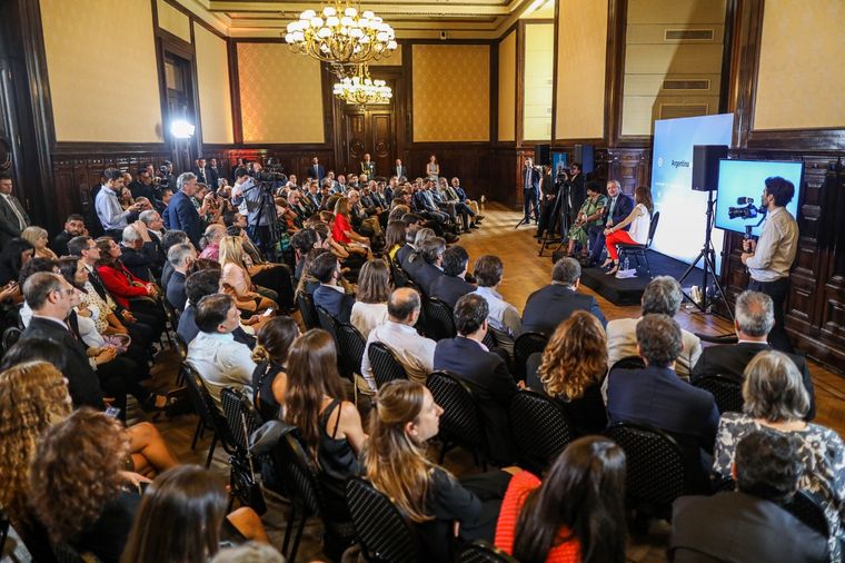 Alberto Fernández y su equipo, en la capacitación sobre temas de género. Foto: Prensa Casa Rosada