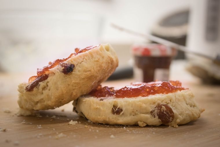 Los scones son perfectos para comerlos tibios, acompañados de una rica mermelada o dulce. Foto: Unsplash