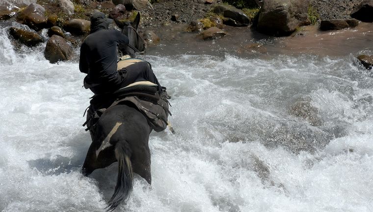 El cruce a caballo de los ríos para llegar al Avión de los Uruguayos.es un hito fundamental de la experiencia. Foto: Walter Moreno/Mdz