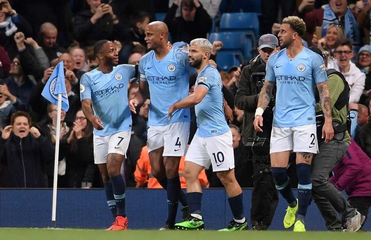 Kompany junto al Kun Agüero en Manchester City. Foto: publicada en GiveMeSport
