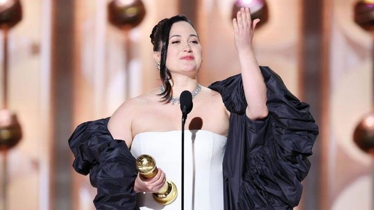 Lily Gladstone, con el Globo de Oro a la mejor actriz de drama por su interpretación en Killers of the Flower Moon Foto: GETTY IMAGES