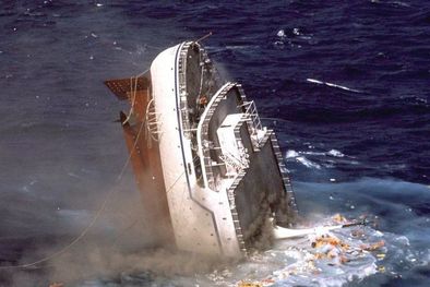 MDZol | Tumbonas, chalecos salvavidas y otros desechos cayeron de la cubierta y flotaron en la superficie del agua antes de que el barco finalmente desapareciera. Foto: GETTY IMAGES