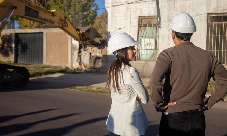 La ministra de Seguridad, Mercedes Rus frente a un aguantadero.&nbsp;