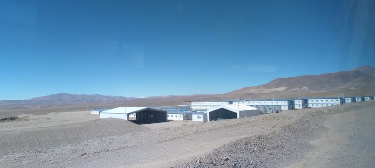Las instalaciones de lo que será el nuevo campamento Vicuña. Hoy se abastece con energía generada con combustibles, pero se conectará a la línea de extra alta tensión. Las instalaciones de lo que será el nuevo campamento Vicuña. Hoy se abastece con energía generada con combustibles, pero se conectará a la línea de extra alta tensión.