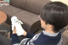 OMOY es un robot mediador entre los humanos y las comunicaciones digitales