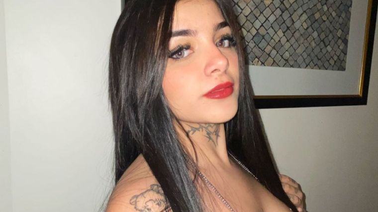 Desde el balcón, Karely Ruiz enseña su escultural figura y enamora a todos Karely Ruiz es modelo e influencer de redes sociales. Foto: @karelyruiz