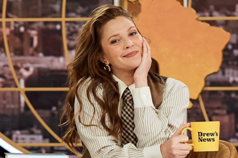 Drew Barrymore compartió uno de sus secretos para lucir una piel joven a sus 48 años. Foto: CBS Media Ventures