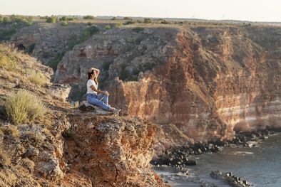 MDZol | Aunque hasta ahora había sobrevivido en el límite, estaba ahora cayendo junto con uno de esos pedazos de terreno que antes había formado parte de su lado. Foto: Freepick.