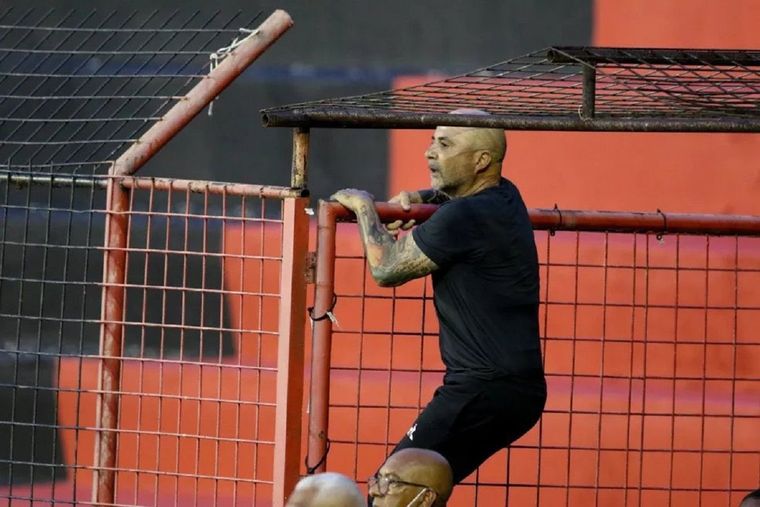 Sampaoli en la tribuna tras ser expulsado. Foto: @SC_ESPN