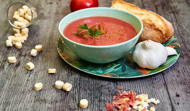 El gazpacho es originario de Andalucía, en el sur de España, y se remonta a tiempos romanos.