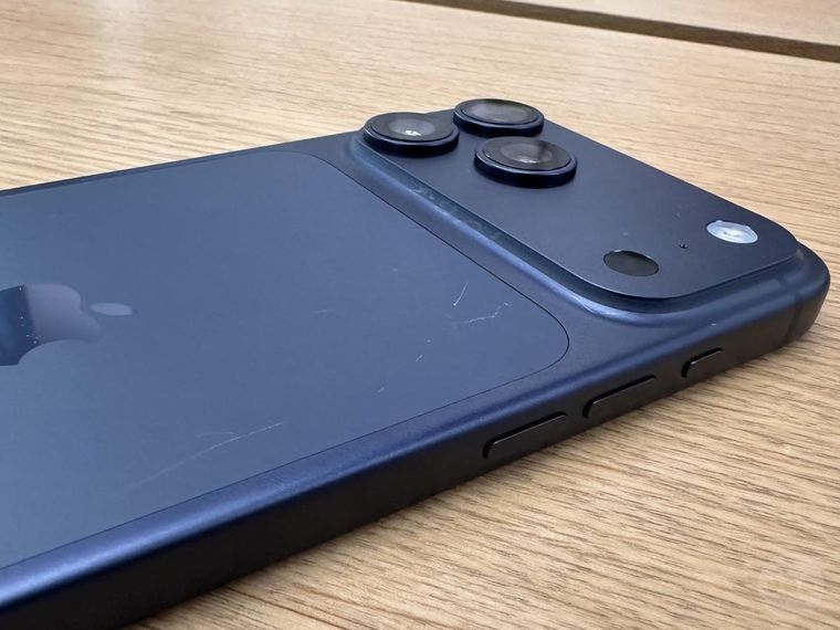 Apple iPhone 17 Pro Max: el material de los teléfonos actuales se raya con facilidad. Apple iPhone 17 Pro Max: el material de los teléfonos actuales se raya con facilidad.