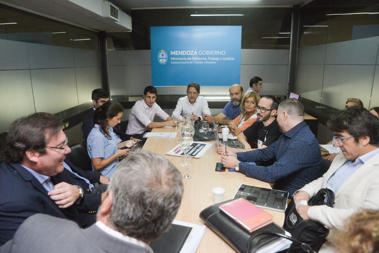 El Gobierno presentó la propuesta a los representantes de los docentes.