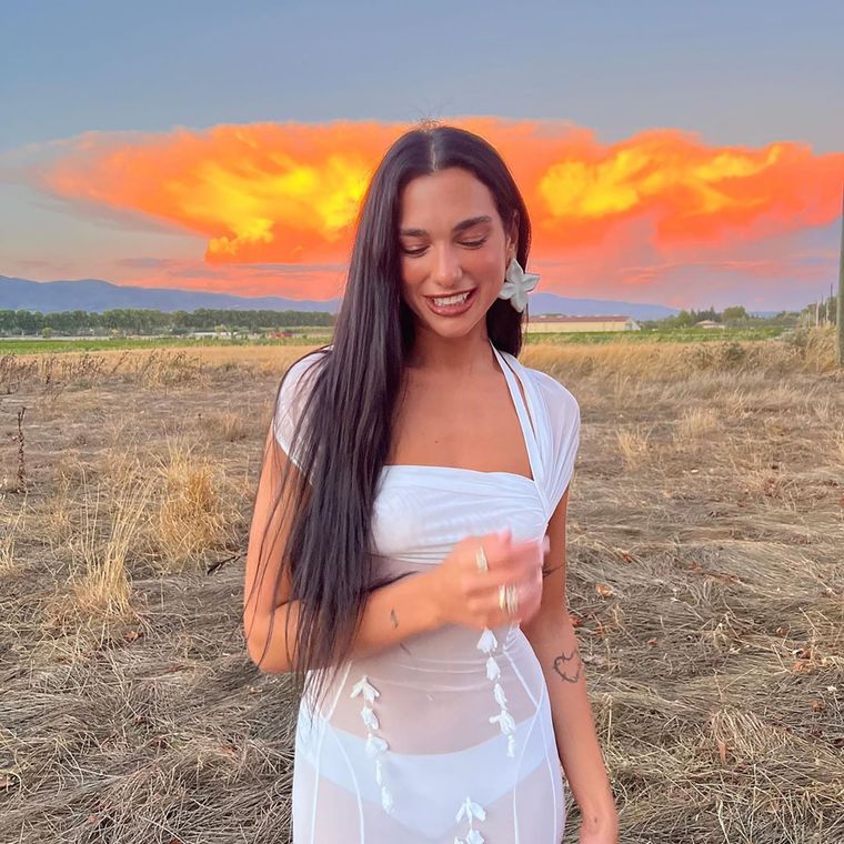 Foto: https://www.infobae.com/teleshow/2022/08/30/el-espectacular-vestido-transparente-de-dua-lipa-que-acaparo-todas-las-miradas/