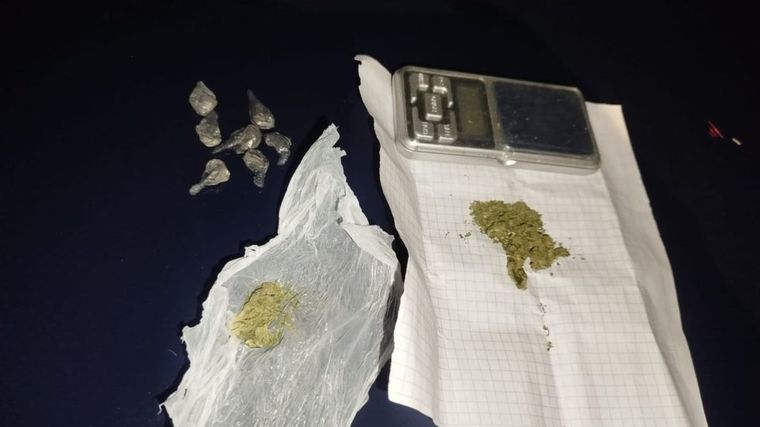 Cocaína, cannabis y balanza de precisión hallados en el interior del Volkswagen gol retenido. Cocaína, cannabis y balanza de precisión hallados en el interior del Volkswagen gol retenido.