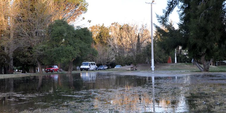 Esta tarde, el espejo de agua cubría toda la rotonda del Gaucho. Foto: Mediamza.com