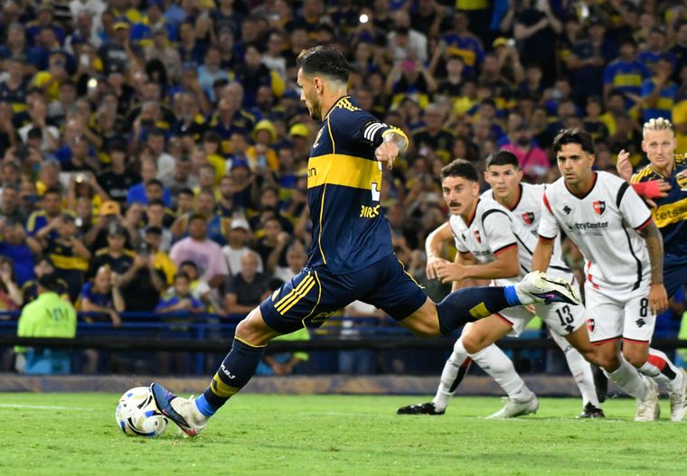 Leandro Paredes ejecuta el penal que culminará en el 2-0 de Boca ante Newells.&nbsp;
