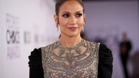 Jennifer López ha lucido innumerables versiones de aretes grandes, por lo que no nos suelen sorprender. Foto: Marie Clarie - https://cdn.mos.cms.futurecdn.net/CjU4yAme8LbvT4cry7aL4.jpg