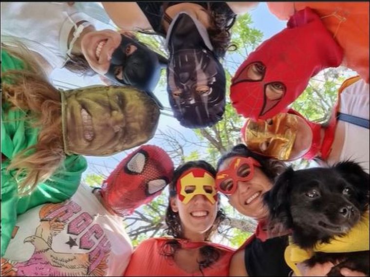 En cada una de sus sesiones de quimioterapia, sus amigas la alentaban Foto: Captura de video