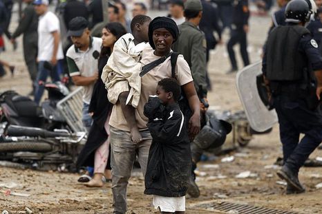 Decenas de personas murieron esta semana al intentar llegar a Europa a través del enclave español de Ceuta. Decenas de personas murieron esta semana al intentar llegar a Europa a través del enclave español de Ceuta.