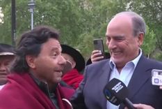 Gustavo Sáenz junto a Guillermo Francos afuera de Casa Rosada