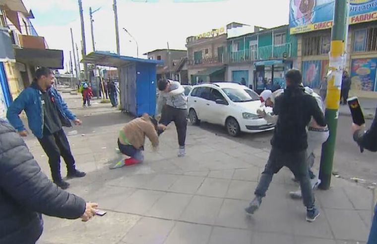 La puerta de la clínica clandestina fue el escenario de una gran pelea en Gonzalez Catán.