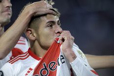 Echeverri se besa el escudo de River tras el gol. Foto: FotoBaires Echeverri se besa el escudo de River tras el gol. Foto: FotoBaires