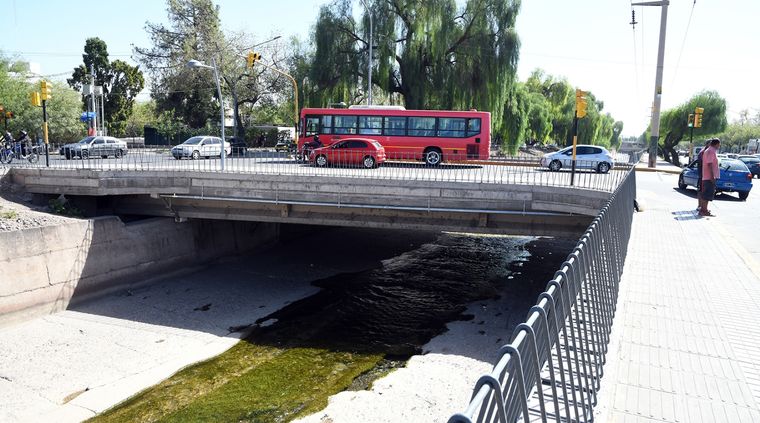 El hecho se produjo durante la madrugada de este viernes, cuando tres hombres la abordaron mientras dormía Foto: ALF PONCE MERCADO / MDZ