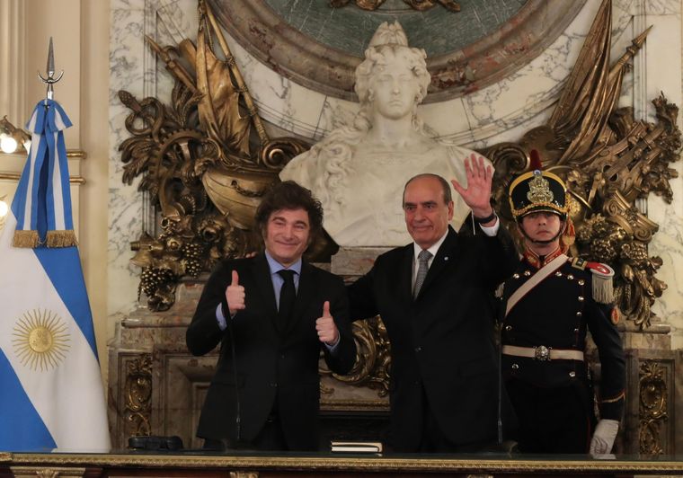Guillermo Francos asumió oficialmente como jefe de Gabinete. Javier Milei le tomó el juramento
