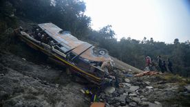Un colectivo cayó al río en Nepal y 19 personas murieron.