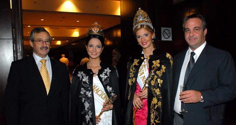 El gerente de Sheraton, Alejandro Du Belloy, y el secretario de Turismo, Luis Böhm, junto a las flamantes Reina y Virreina Nacionales 2009. Foto: Pachy Reynoso / MDZ
