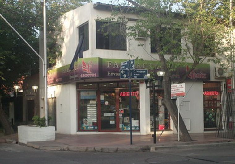 La farmacia Fénix está ubicada en calle Damián Hudson casi Perú. Foto: MDZ