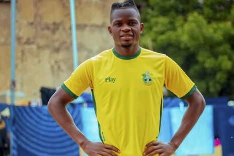 El futbolista de Katsina United murió luego de desplomarse durante un encuentro amistoso. El futbolista de Katsina United murió luego de desplomarse durante un encuentro amistoso.