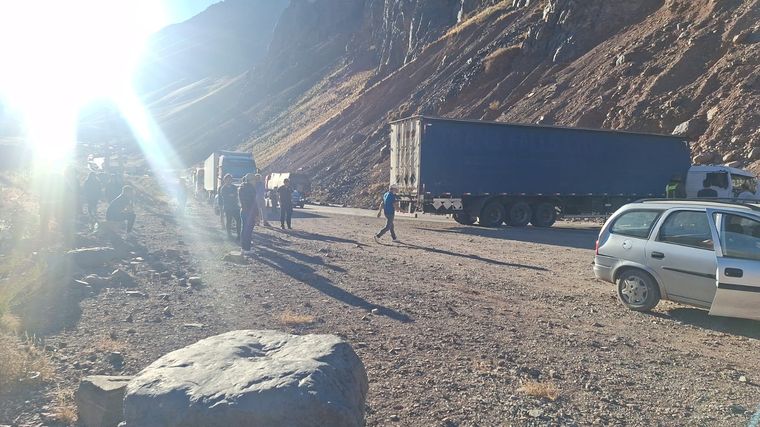 El camión quedó atravesado. Foto: MDZ