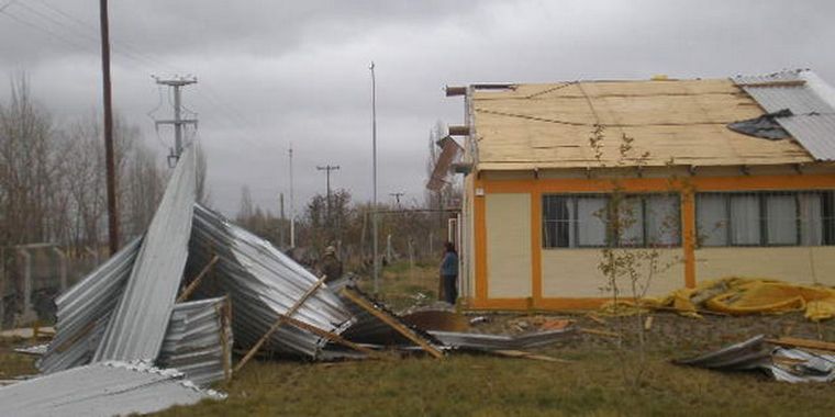 El viento arrancó las chapas de zinc del techo de las escuelas.