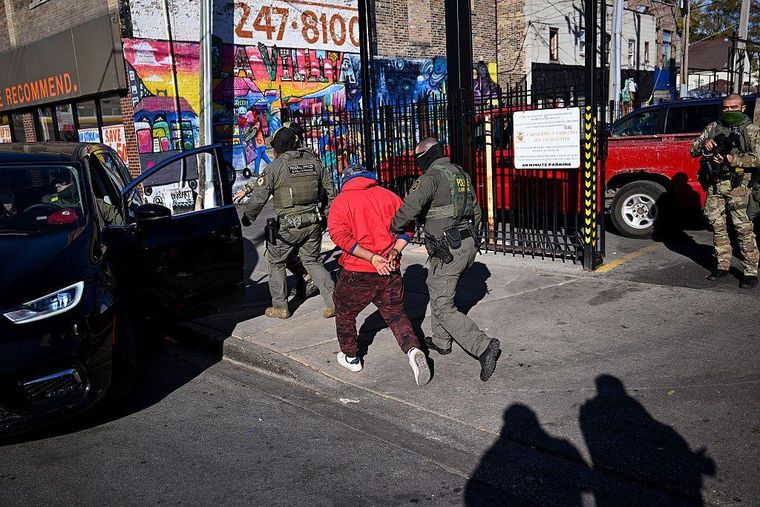 Un migrante que fue capturado por las autoridades migratorias en Chicago.