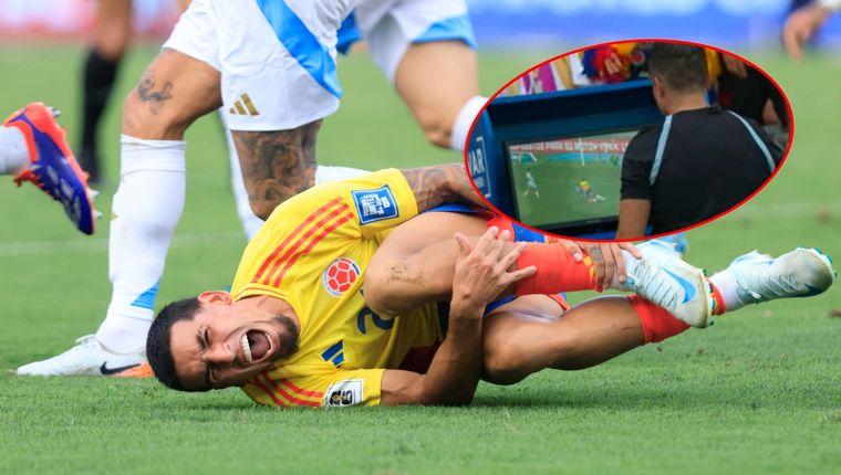 Durante la revisión del VAR, se dio una situación que está por fuera del protocolo. Foto: EFE y captura Conmebol