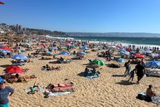 Las playas de Reñaca ya lucen con miles de mendocinos y sus sombrillas, aunque el número es menor al de otros años. Foto: Archivo MDZ