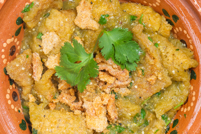 MDZol | Aunque la receta suele prepararse con chicharrón prensado, en algunos estados de México se utiliza chicharrón duro, que se ablanda con la salsa, dando una textura diferente pero igualmente deliciosa.