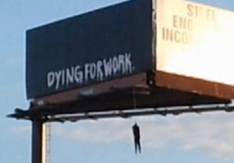 Muriendo por trabajar, reza la leyenda de la izquierda.