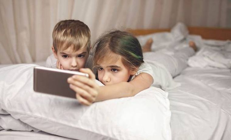 Muchos chicos pasan horas frente al celular, la tablet o la consola, las pantallas.