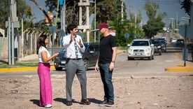 Obras en las colectoras del Acceso Sur en Luján de Cuyo. En la foto, Marité Baduí, Natalio Mema y Esteban Allasino. Obras en las colectoras del Acceso Sur en Luján de Cuyo. En la foto, Marité Baduí, Natalio Mema y Esteban Allasino.