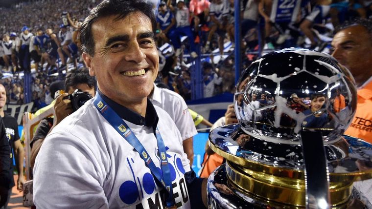 Gustavo Quinteros sacó campeón a Vélez de la Liga Profesional 2024 y quiere repetir la historia en el Rojo. Gustavo Quinteros sacó campeón a Vélez de la Liga Profesional 2024 y quiere repetir la historia en el Rojo.
