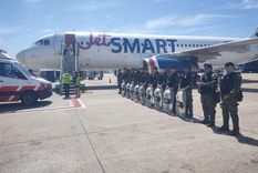 Personal de la PSA asiste a los pasajeros que han sido tomados de rehén por las medidas de fuerza que llevan a cabo gremialistas de APA en Intercargo. Foto: Prensa Seguridad