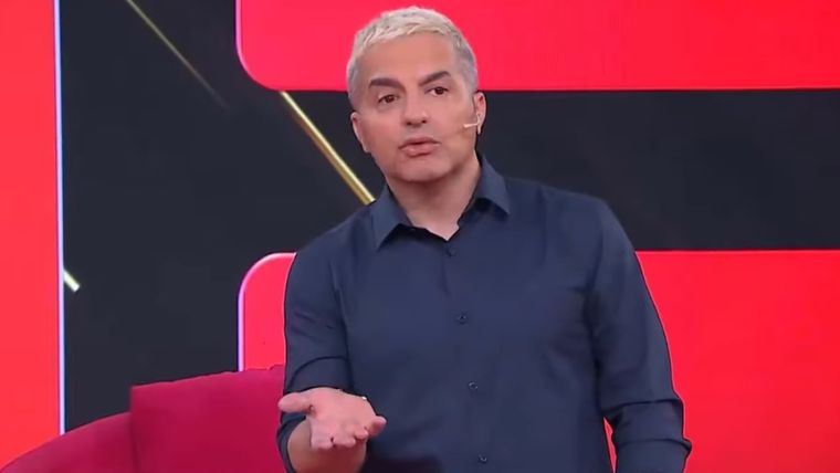 El mensaje le llegó en medio del programa de streaming. Foto: Captura América TV.