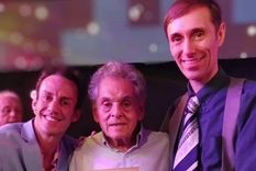 Carlos Gasalla junto a los protagonistas del espectáculo Planeta Gasalla, tras el homenaje a su hermano Antonio. Foto: Instagram @planetagasalla