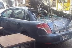 Un auto quedó muy afectado por el accidente Un auto quedó muy afectado por el accidente