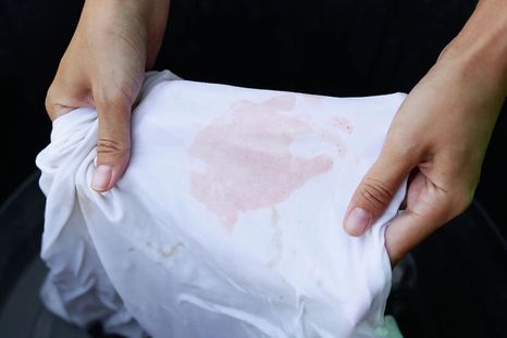 Este truco casero te ayudará a eliminar las manchas de aceite en la ropa. Foto: Shutterstock