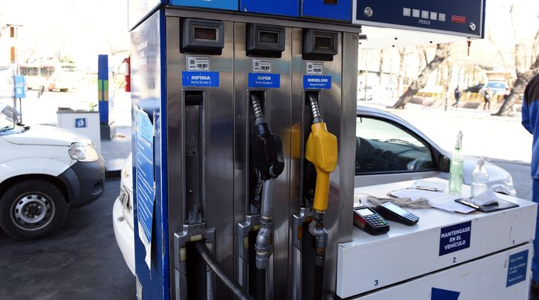 Ante la suba de precios, las principales petroleras lanzaron descuentos claves para aliviar la carga de nafta.